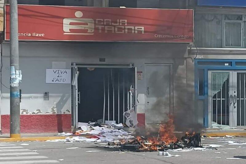 Agencia de Caja Tacna en Ilave fue incendiada por vándalos.