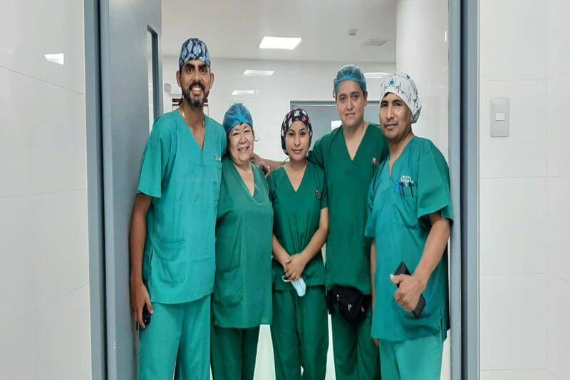 Equipo quirúrgico del doctor Mario Pautrat Otoya en la clínica La Luz de Tacna.