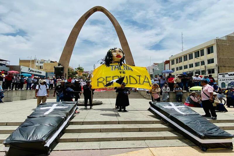 Imagen gigante de presidenta fue exhibida en el Paseo Cívico en señal de rechazo.