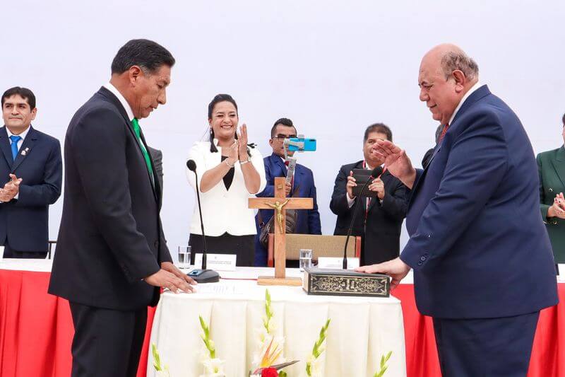 Gobernador regional Luis Torres Robledo juramentó ante el consejero regional de mayor edad Juan Ramos.