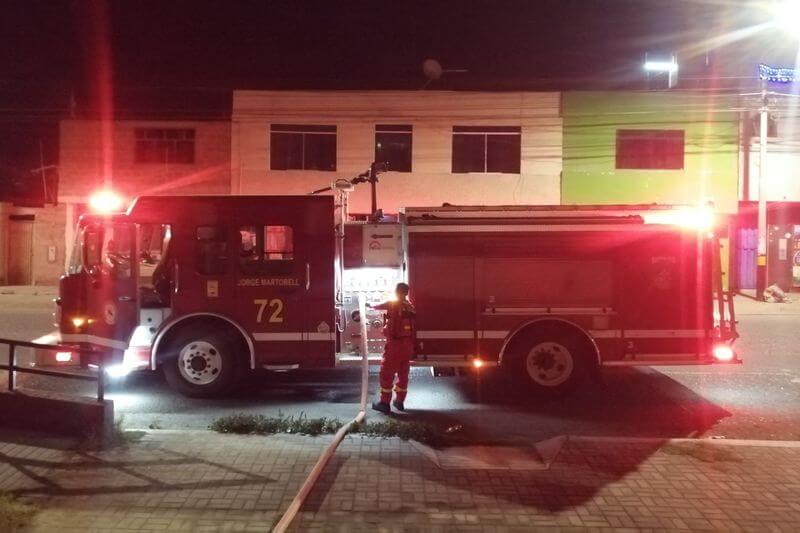 Diversas compañías de bomberos trabajaron la madrugada del domingo para controlar incendios.