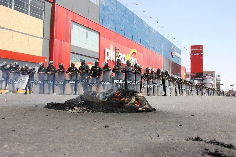 Fuerte contingente policial y militar resguardó supermercado.