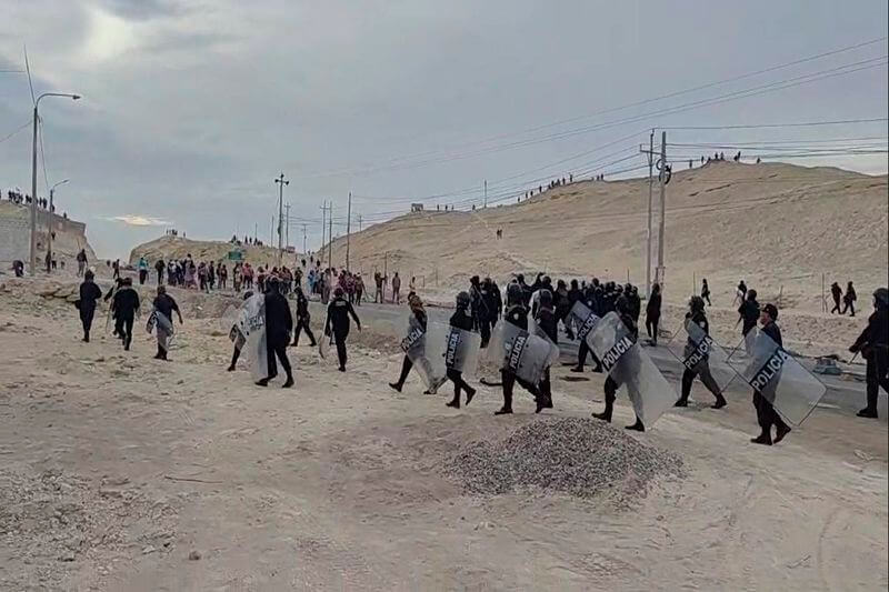 Salieron a limpiar vías de Camaná cansados de bloqueos de protestantes.