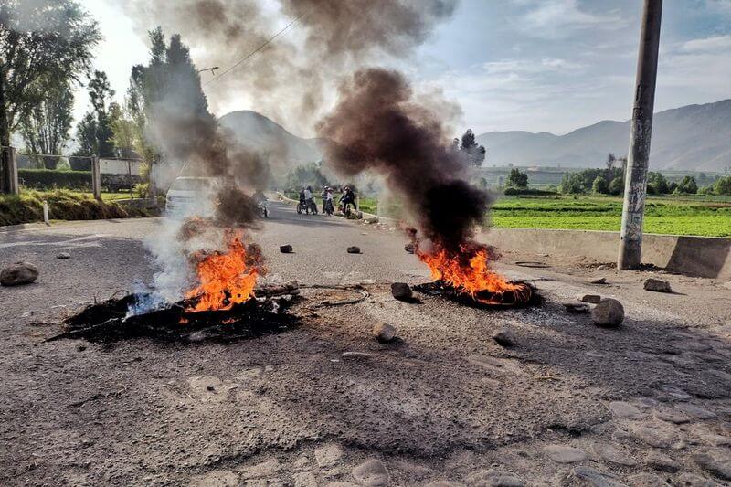 Se informó que también hubo dos policías heridos en protestas.