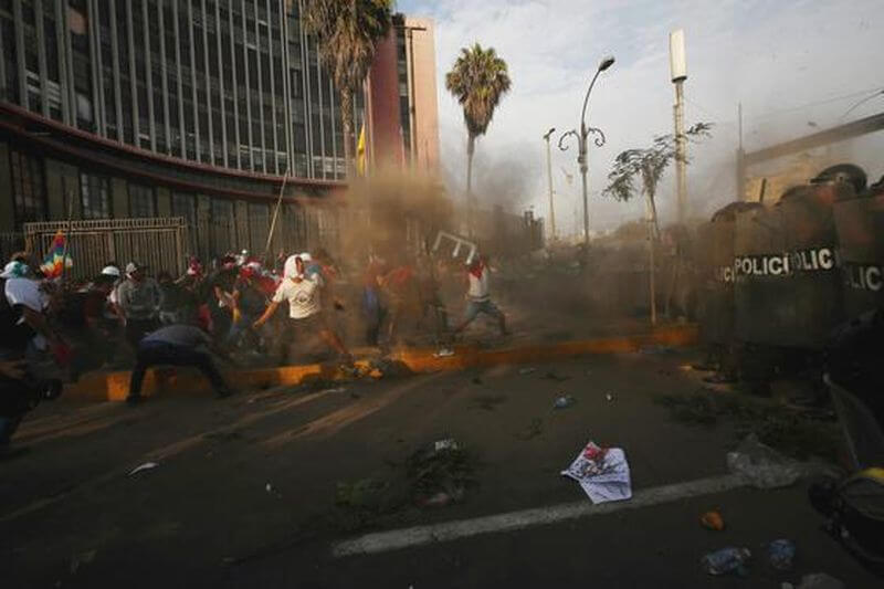 Los manifestantes quieren llegar al congreso...