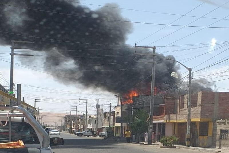 Cerca de las 10:30 horas de este lunes comenzó incendio en vivienda.