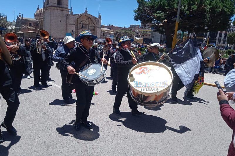 Los músicos de manera peculiar estuvieron reclamando.