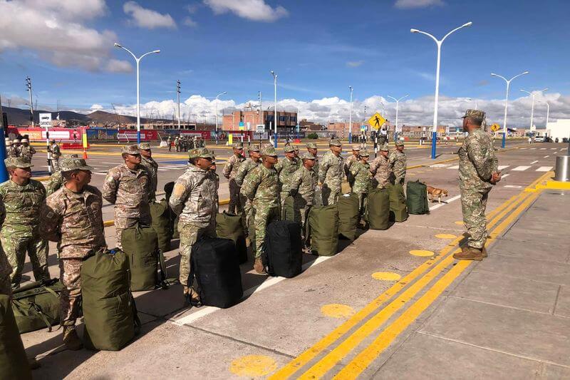 Soldados continúan en Laraqueri y llegan más desde Lima.