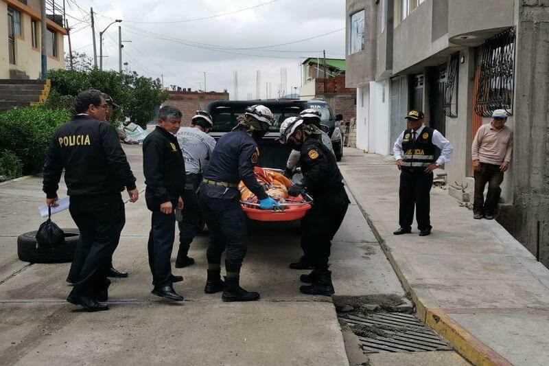 Cuerpo de joven madre fue trasladado a la morgue para la necropsia de ley.