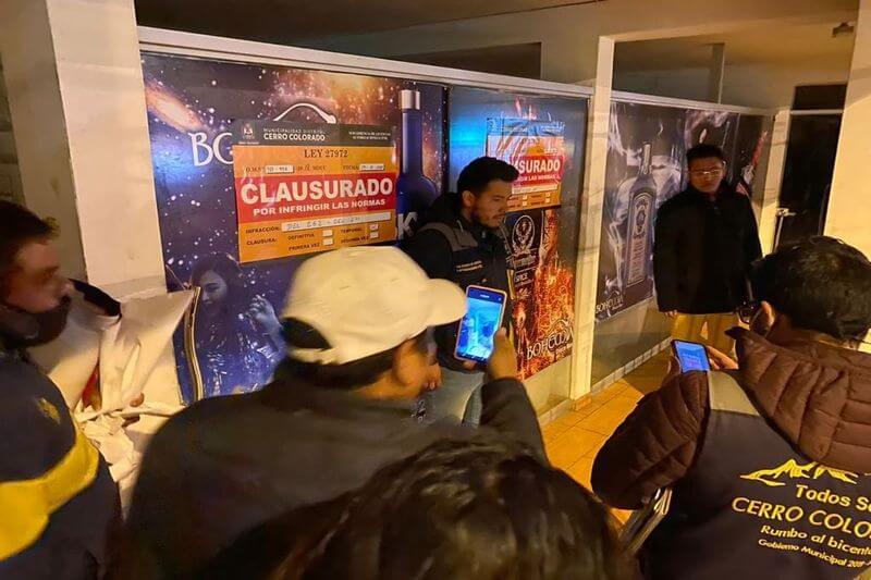 Pobladores denuncian que locales que fueron clausurados siguen funcionando.