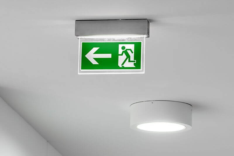 Por qué es importante tener luces de emergencia en mi empresa? - Securitech  Perú