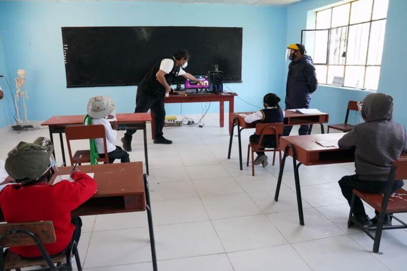Escolares vuelven a las aulas a pesar de que algunos colegios no están aptos.