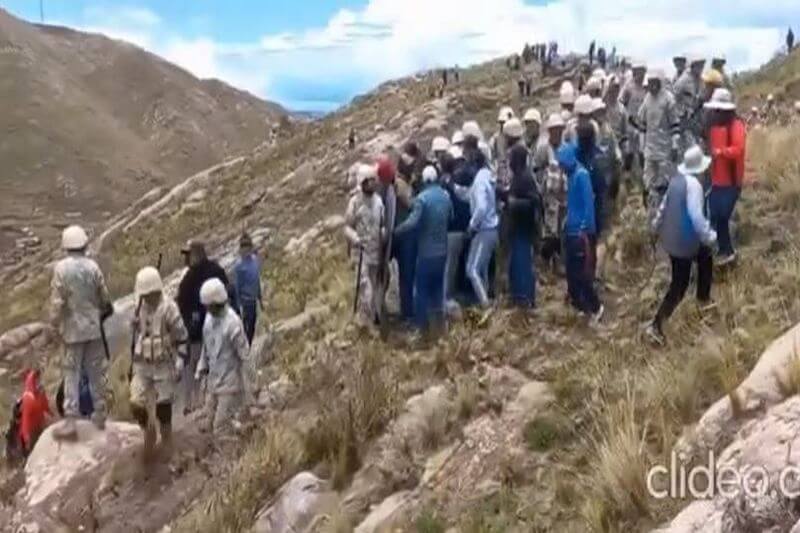 Población se enfrenta con los militares en Desaguadero.