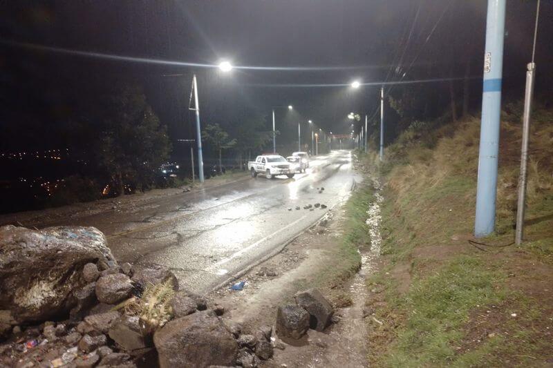 Patrullero siguió a acoreños por varias calles.