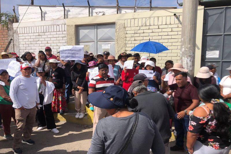Padres de familia reclaman más vacantes y docentes.