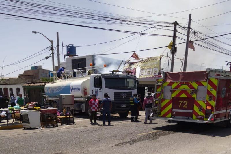 Fuego se extendió rápidamente por módulos prefabricados del inmueble.