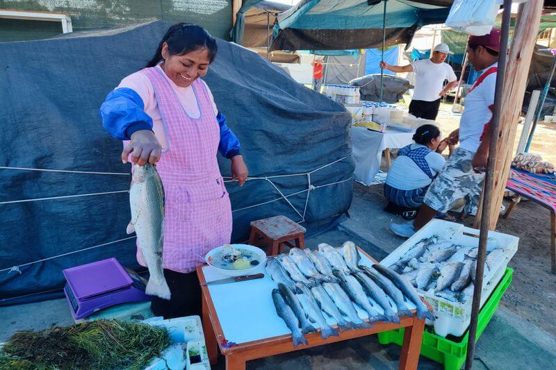 Feriantes iniciaron ventas a primeras horas de este jueves.