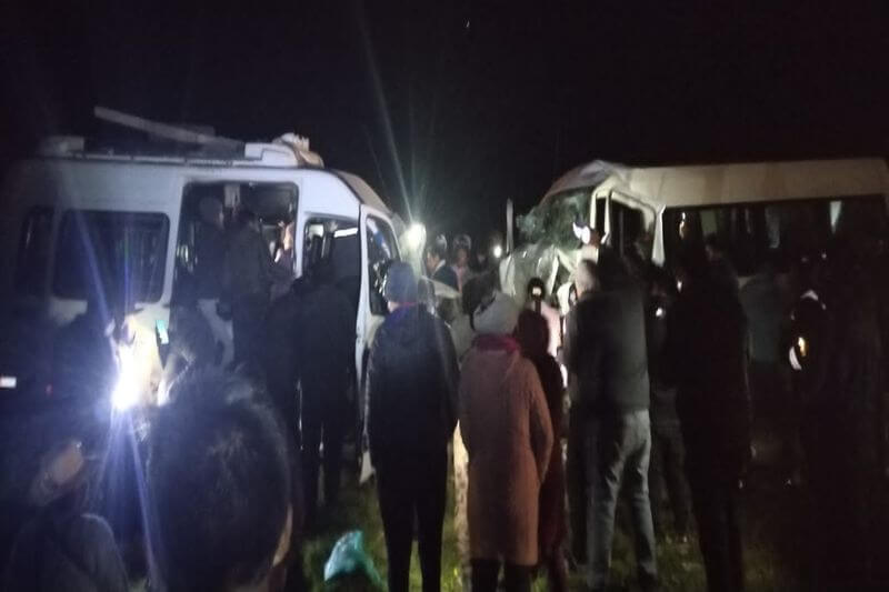 Heridos yacían en la carretera y dentro de los carros.