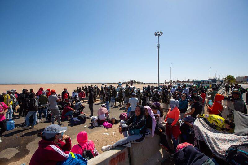 Cientos están varados en la frontera. No pueden ingresar a Perú ni volver a Chile.