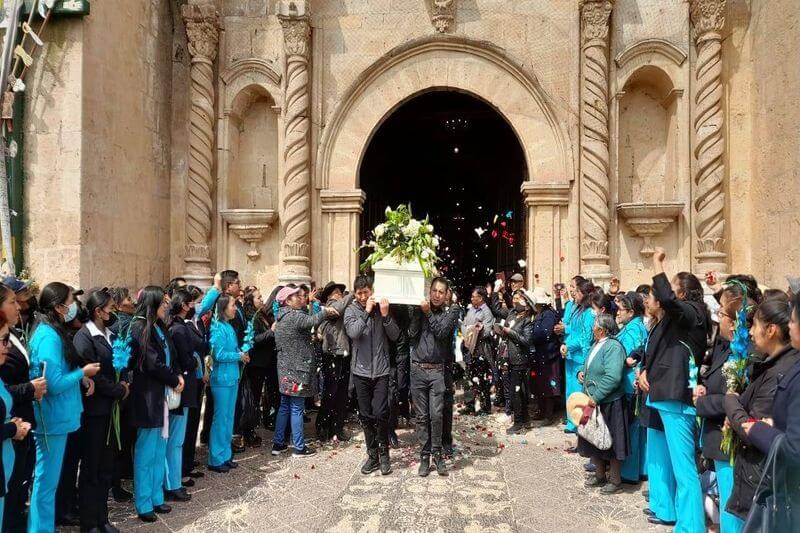 A las 12:00 fue la misa en el templo Santa Catalina, y a las 3:00 p.m. el entierro.