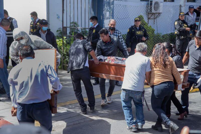 Compañeros de los 27 mineros fallecidos en Yanaquihua les rindieron un homenaje.