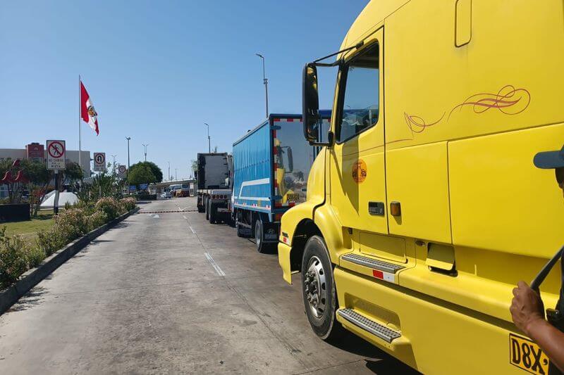 Camiones forman larga fila para ingresar al complejo fronterizo Santa Rosa.