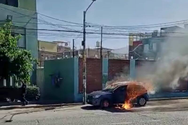 Auto incinerado permanece frente a las instalaciones de la comisaría del sector.