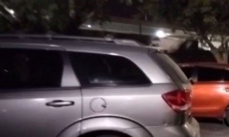 Destrozaron una de las ventanas del vehículo personal de Rohel Sánchez.