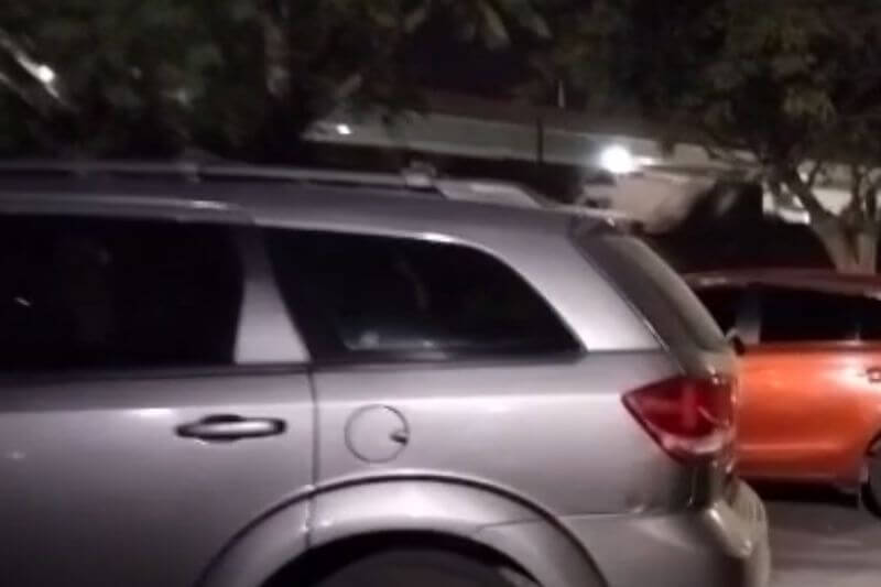 Destrozaron una de las ventanas del vehículo personal de Rohel Sánchez.