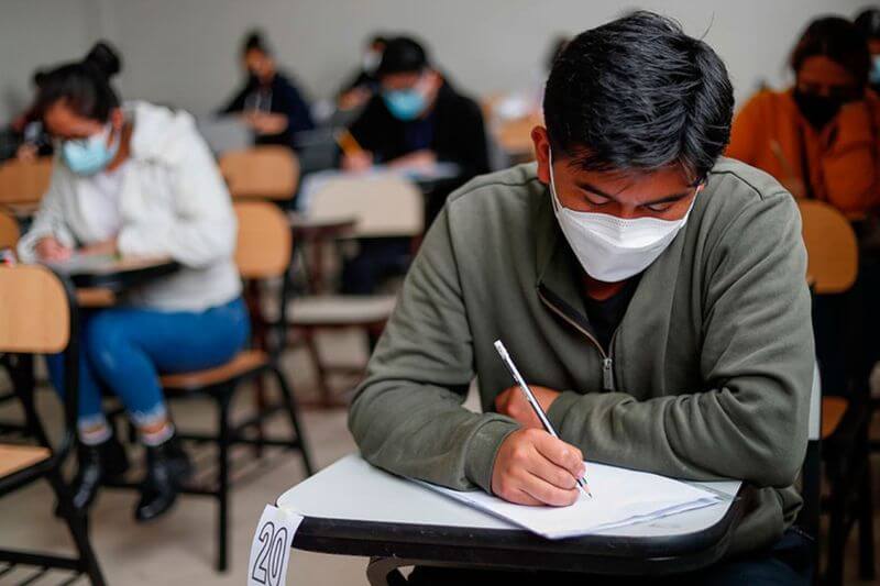 Egresados de institutos podrían obtener el grado de bachiller o una licenciatura.