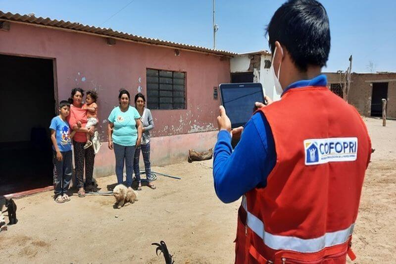 Las brigadas del Organismo de Formalización de la Propiedad Informal (Cofopri) visitarán 184 lotes de la asociación de vivienda Residencial Miraflores para empadronarlos con miras a la inscripción del título de propiedad a favor de sus titulares. Gracias a las labores de formalización de la propiedad en Tacna Cofopri ha culminado la titulación integral de la asociacion, logrando de esta forma la formalización de 184 lotes urbanos por los que se iniciará el proceso de formalización individual para que sus dueños puedan acceder a la inscripción del título de propiedad individual correspondiente. Cabe recordar que todo trámite o intervención de las brigadas es gratuito y únicamente el personal de Cofopri está autorizado a efectuarlos.