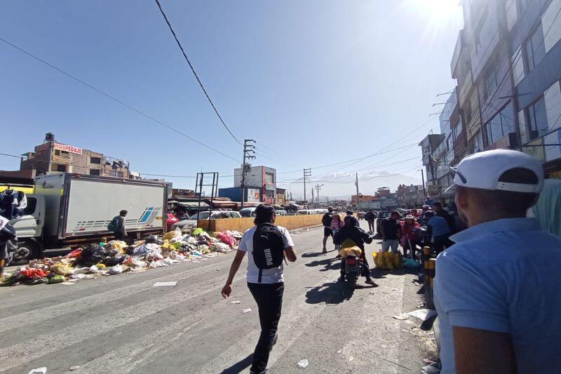 Diez mil vendedores informales se instalan en el transcurso del día en la zona.