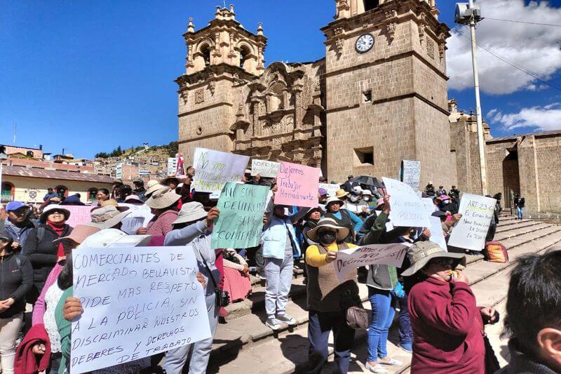 Comerciantes protestaron contra policías abusivos.