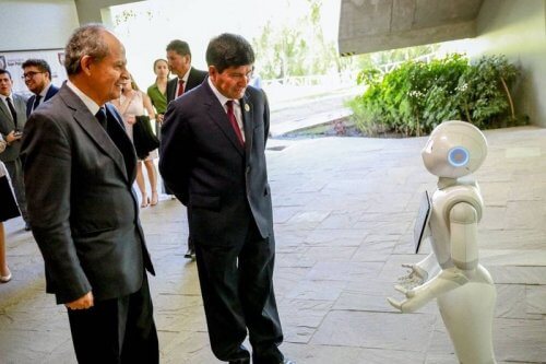 Un robot daba la bienvenida a los invitados.