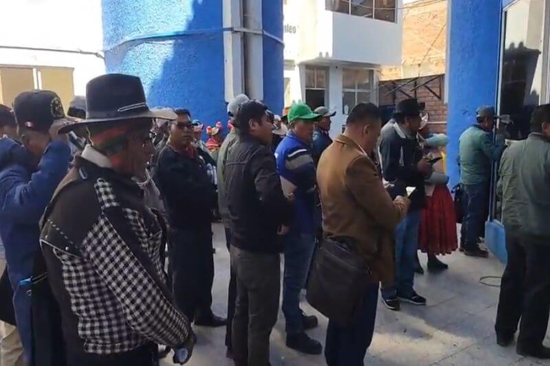 Pobladores llegaron para intentar dialogar con alcalde.