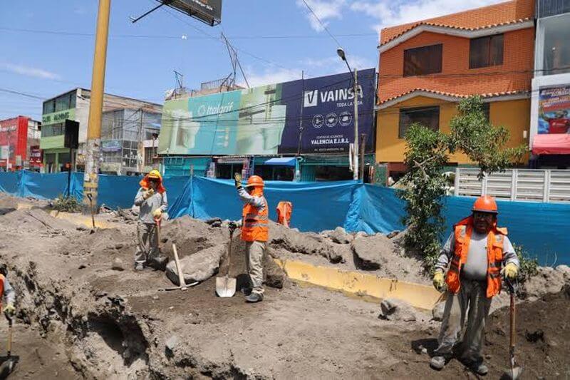 Municipalidad de Arequipa demora en entrega de obras, afectando a los vecinos.