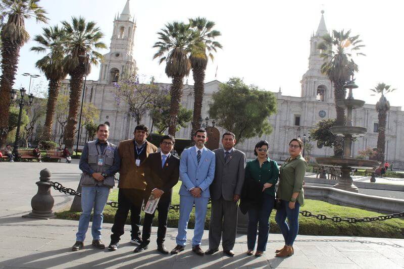 Colaboradores de Sin Fronteras luego del izamiento.