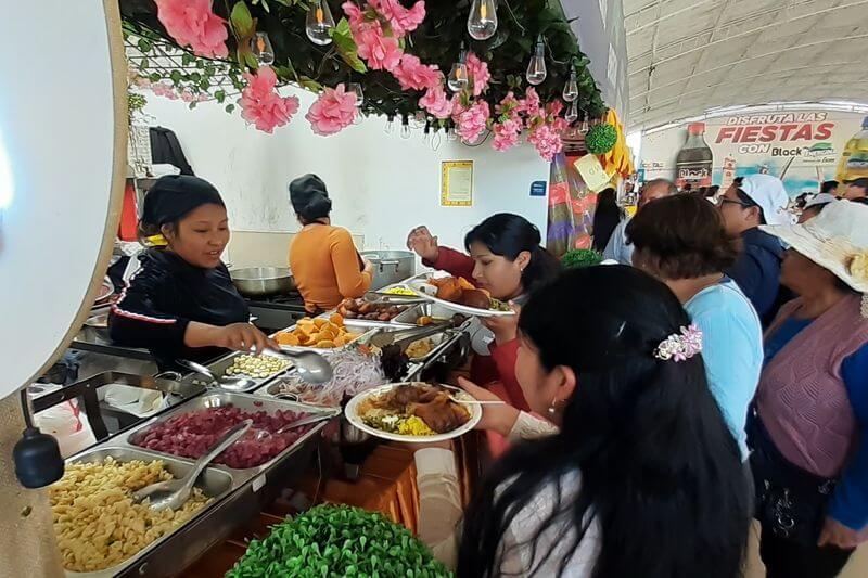 Patio de comidas es una de las zonas más concurridas de la feria.