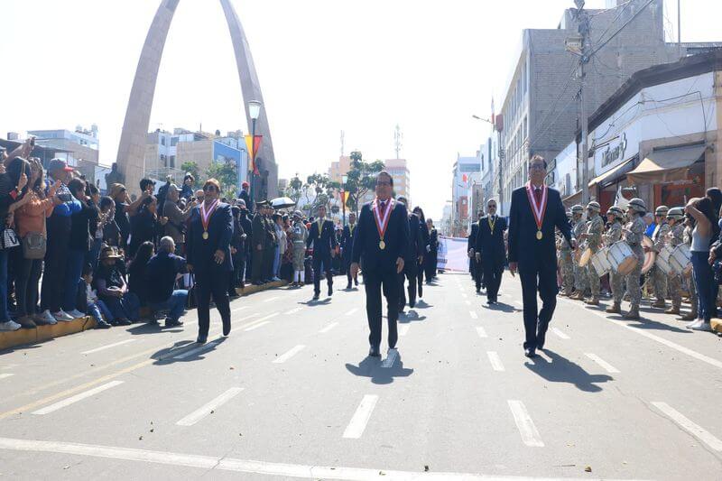 Autoridades universitarias encabezaron el desfile institucional.