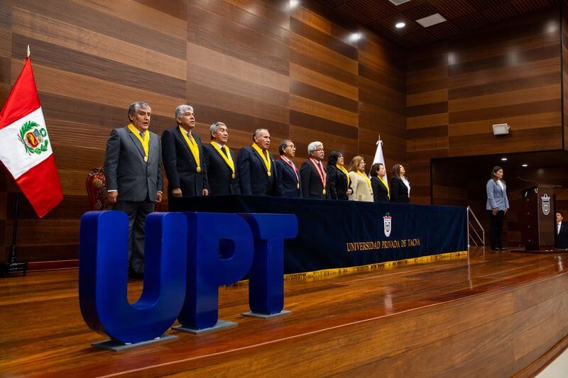 Autoridades de la UPT presidieron la sesión solemne por el 38 aniversario de la institución.