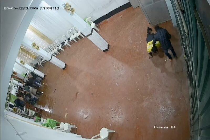 Hampón redujo al agente de seguridad de la puerta.