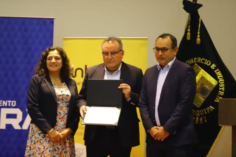 Julio Cáceres Arce, director comercial de Cemento Yura, recibe certificación.