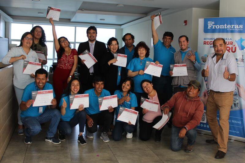 Colaboradores de Comunicaciones MPJ mostrando sus certificados.