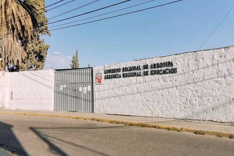 Investigan presuntos cobros irregulares por parte de servidores publicos.