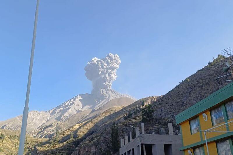 El volcán Ubinas se encuentra en erupción desde junio.