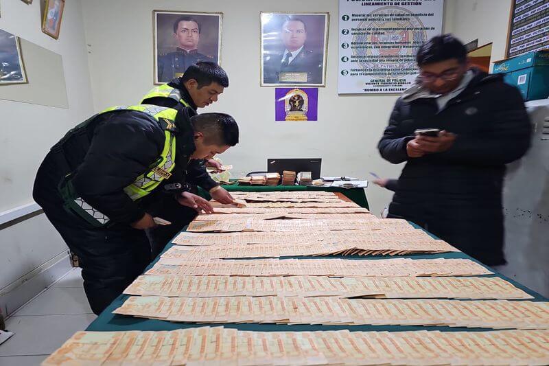 Lote de billetes bolivianos de origen desconocido fueron contabilizados por las autoridades.