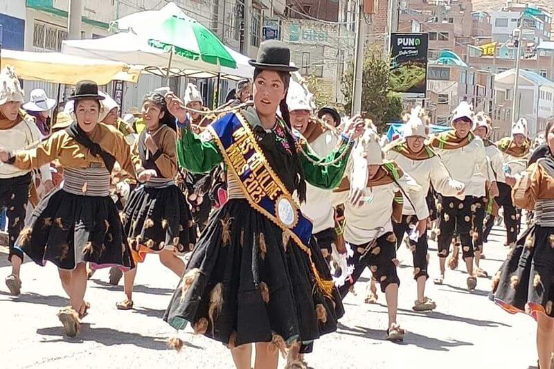 Danzarines deleitaron a toda la ciudad con sus pasos y cánticos.