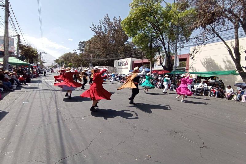 La avenida Independencia fue escenario de actividad festiva.