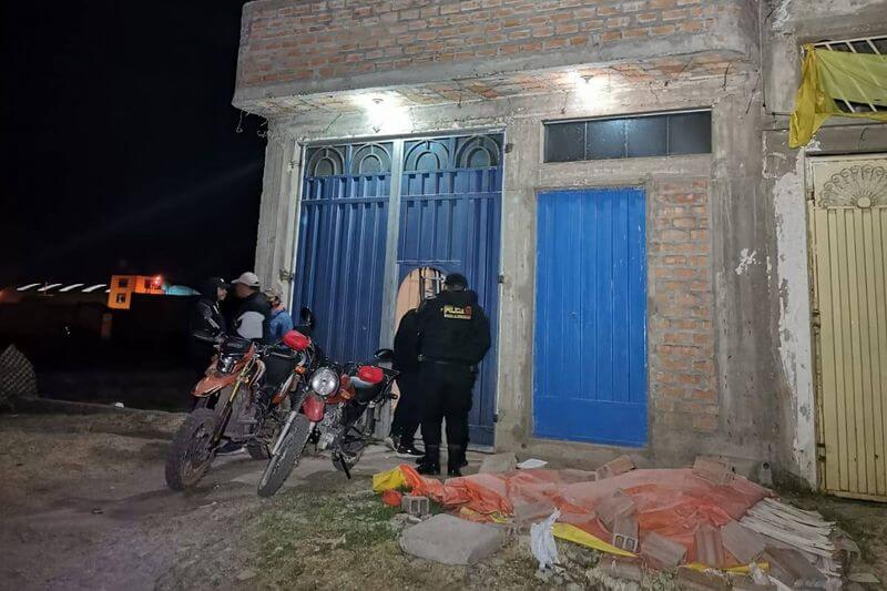 En esta vivienda hallaron las motocicletas y armas.