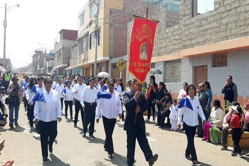 Vecinos participaron en desfile cívico por aniversario de populoso sector.